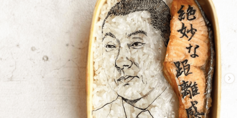 Umělec dělá portréty v misce rýže 2