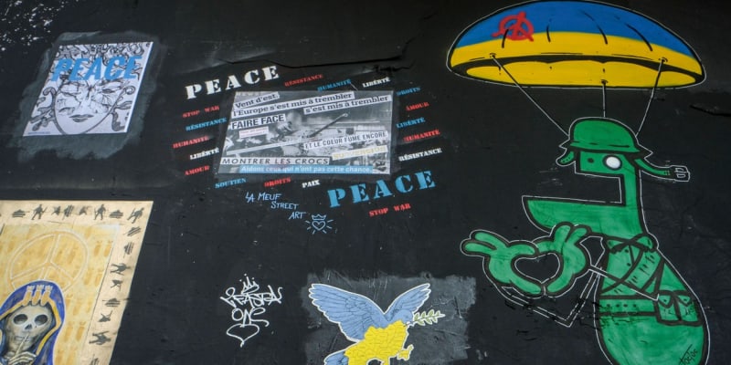 Umělci v Paříži vyzývali k míru