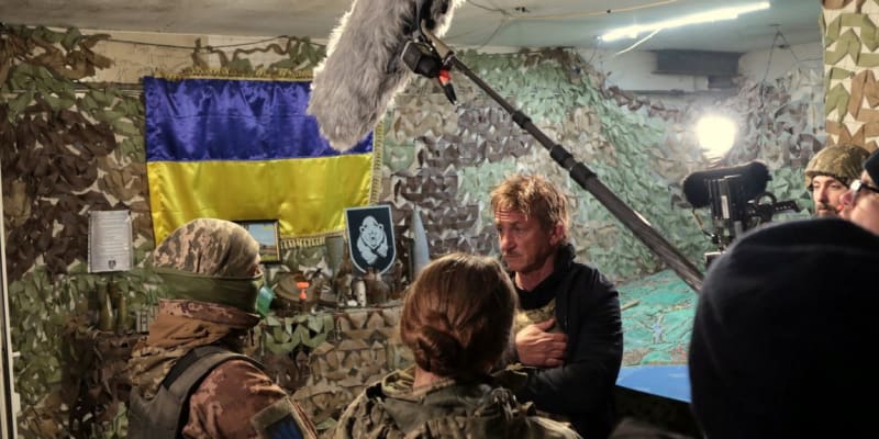 Sean Penn točí na Ukrajině dokument o ukrajinsko-ruském konfliktu.