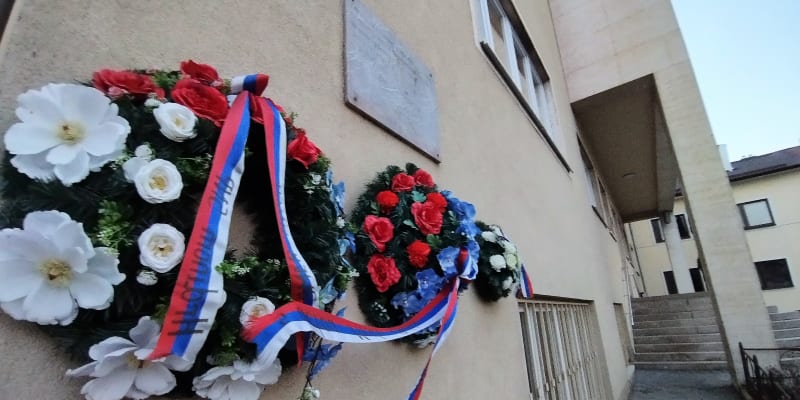 Květiny obětem Slovenského národního povstání z roku 1944. Za rohem lze najít pamětní desku Jozefu Tisovi, který povstání nechal krvavě potlačit.