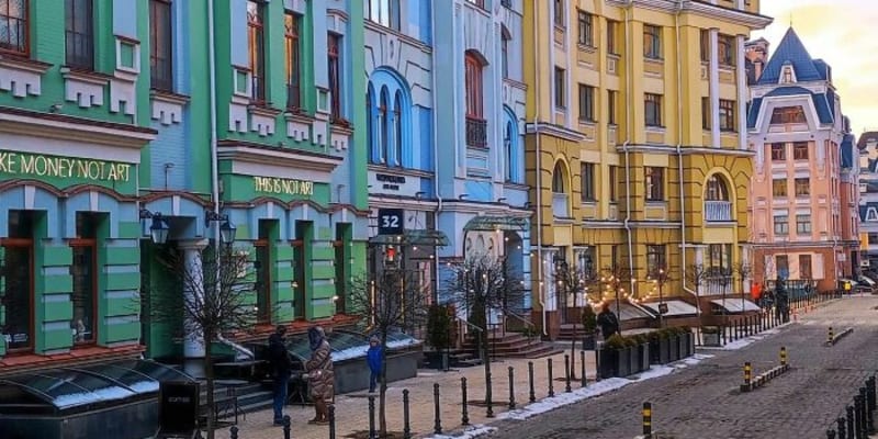 Ulice Vozdvizhenka je v barvách duhy