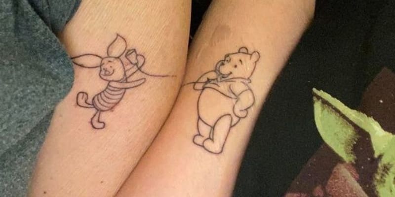 Matka s dcerou si nechali udělat propojené tetování jejich dětského idolu, medvídka Pú..