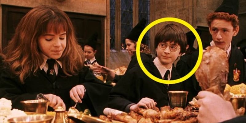 Když Harryho Moudrý klobouk zařadí do Nebelvíru, tak se Harry posadí vedle Rona. Na dalším záběru však vidíme, že sedí vedle Hermiony