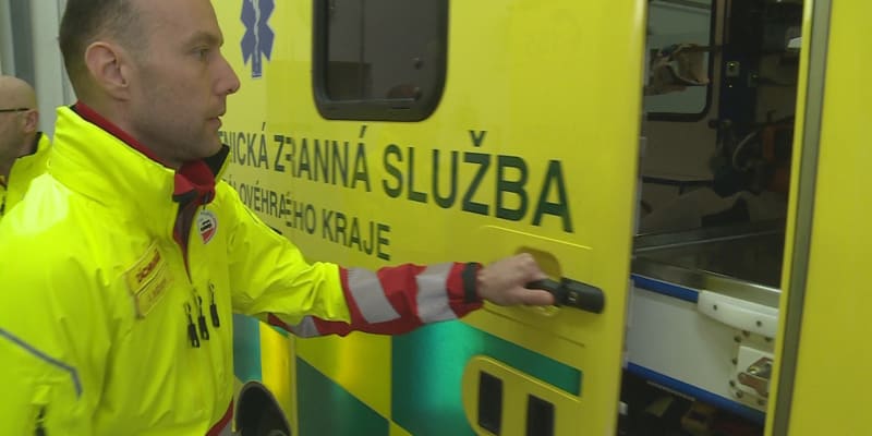 Jedním ze 150 záchranářů, kteří slouží ve Zdravotnické záchranné službě Královéhradeckého kraje a právě absolvují rekvalifikaci, je Ondřej Růžička. 