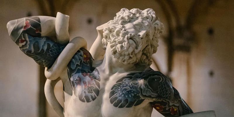 Umělec spojil své dvě vášně; tetování a sochařství 1