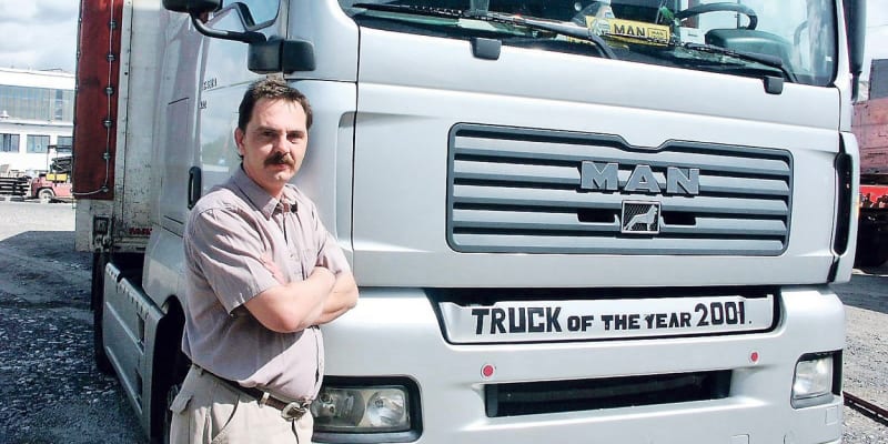 Broněk Černý je řidičem kamionu.