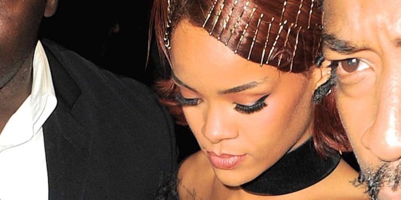 Rihanna na jednom z večírků ukázala prsa v podstatě v celé své kráse.