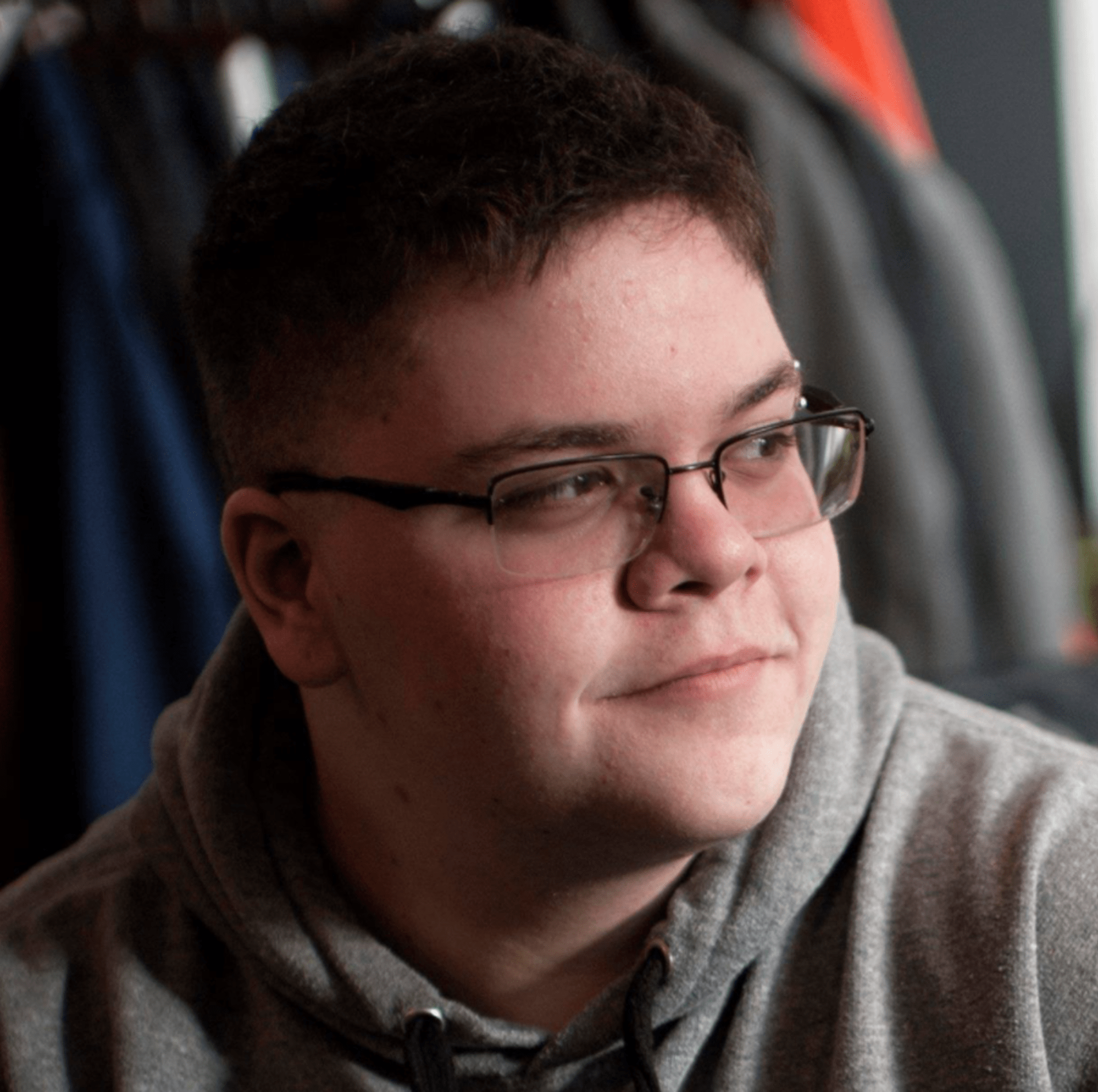 Transgender chlapec zažaloval svou střední školu