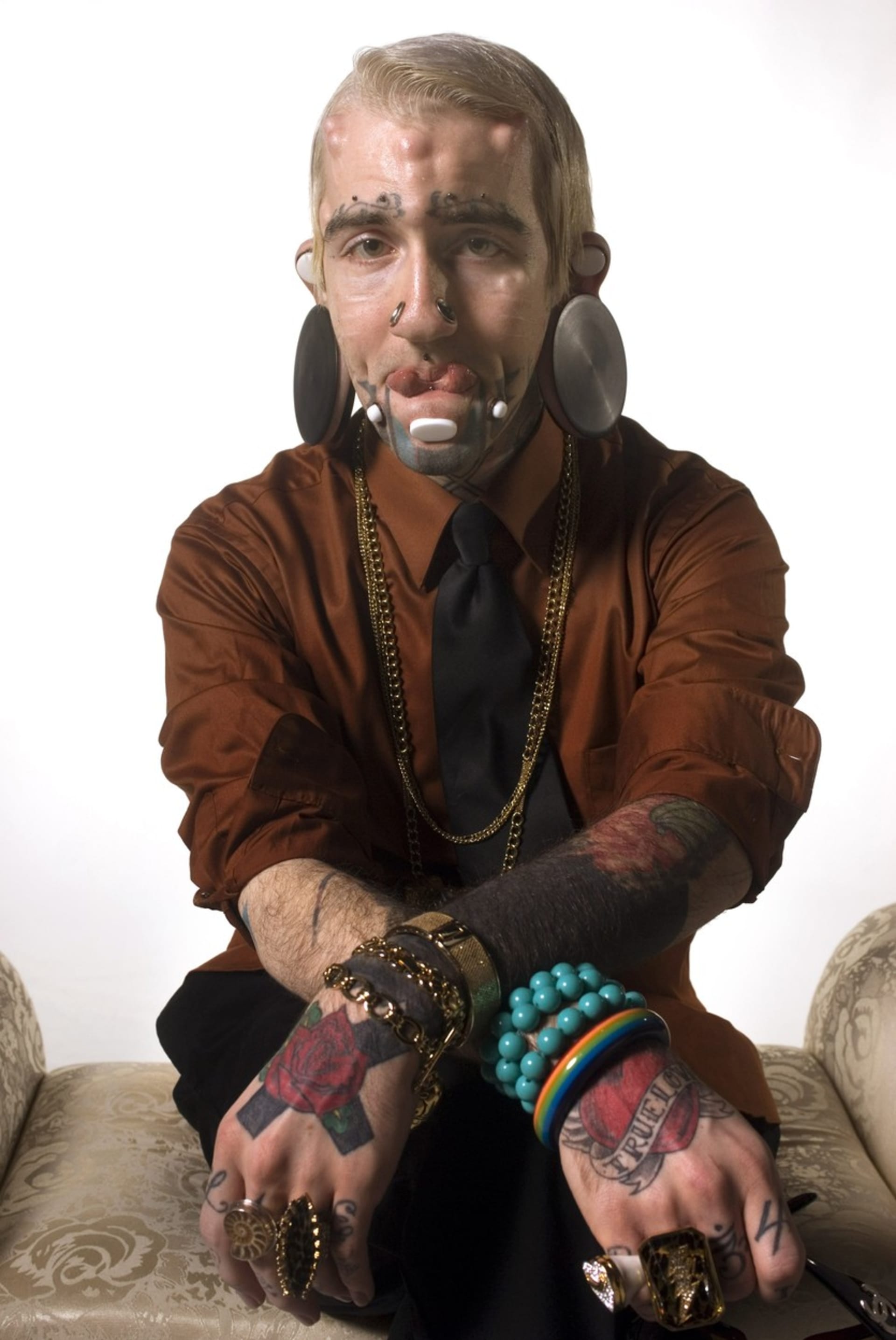 Pauly Unstoppable - několik podkožních implantátů, obří tunely v uších, tetovačky apod.