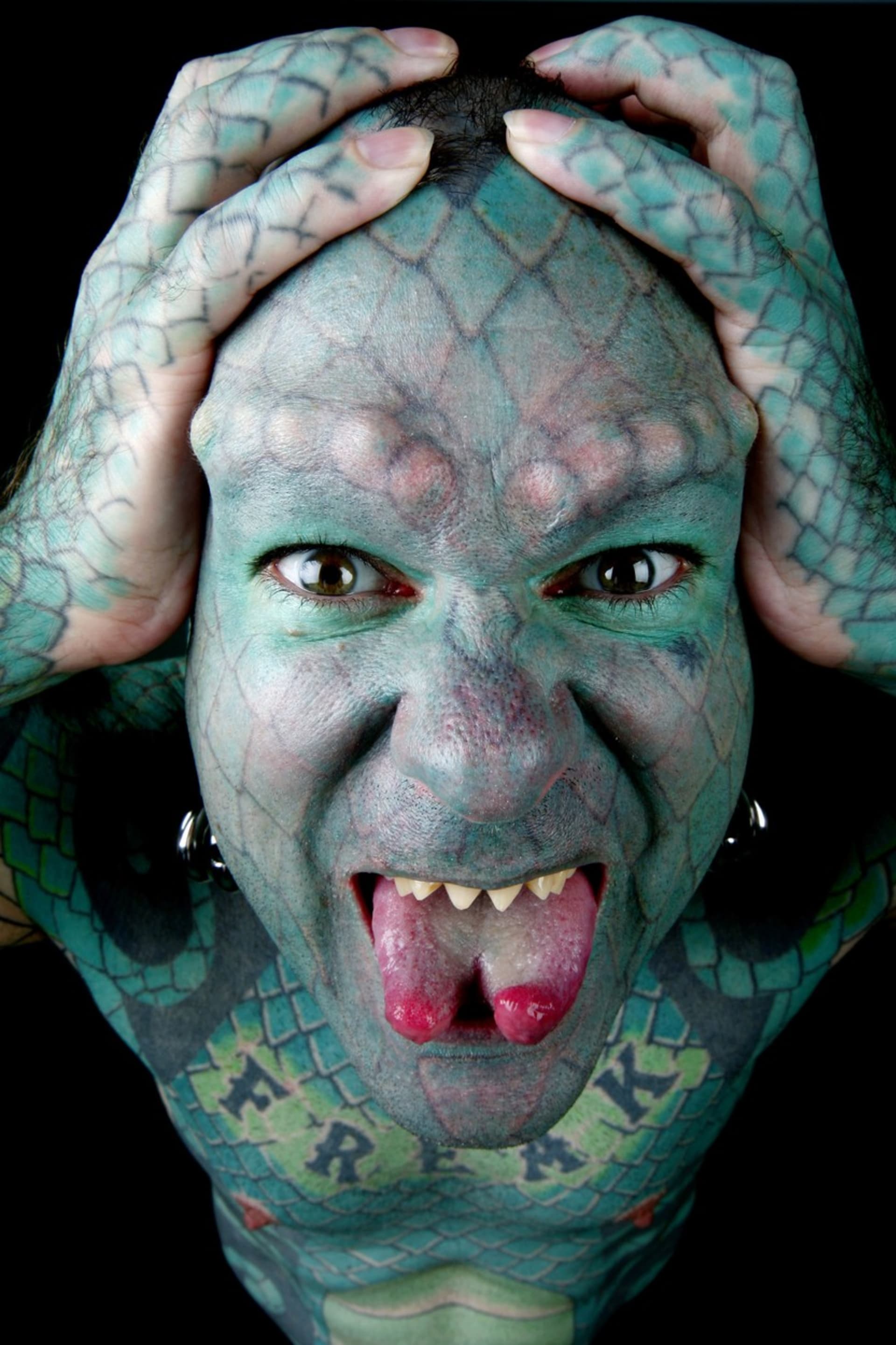Erik Sprague - The Lizardman - kromě tetování, které mu pokrývá celé tělo, má také vybroušené zuby, rozpůlený jazyk a podkožní implantáty.