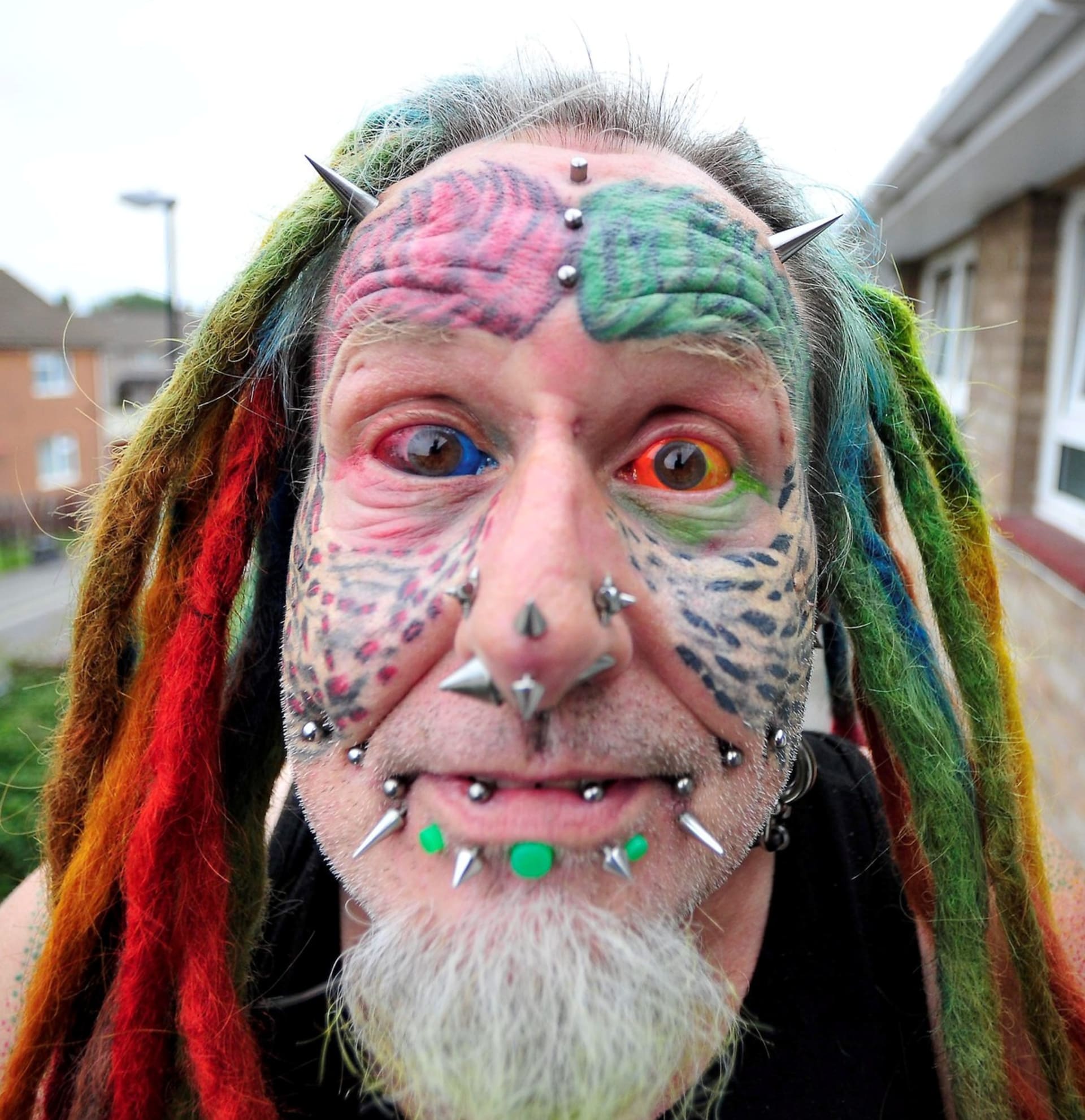 Parrot Man - barevné inkoustové injekce v očích, rozdělený jazyk, podkožní implantáty, tetování, piercingy.