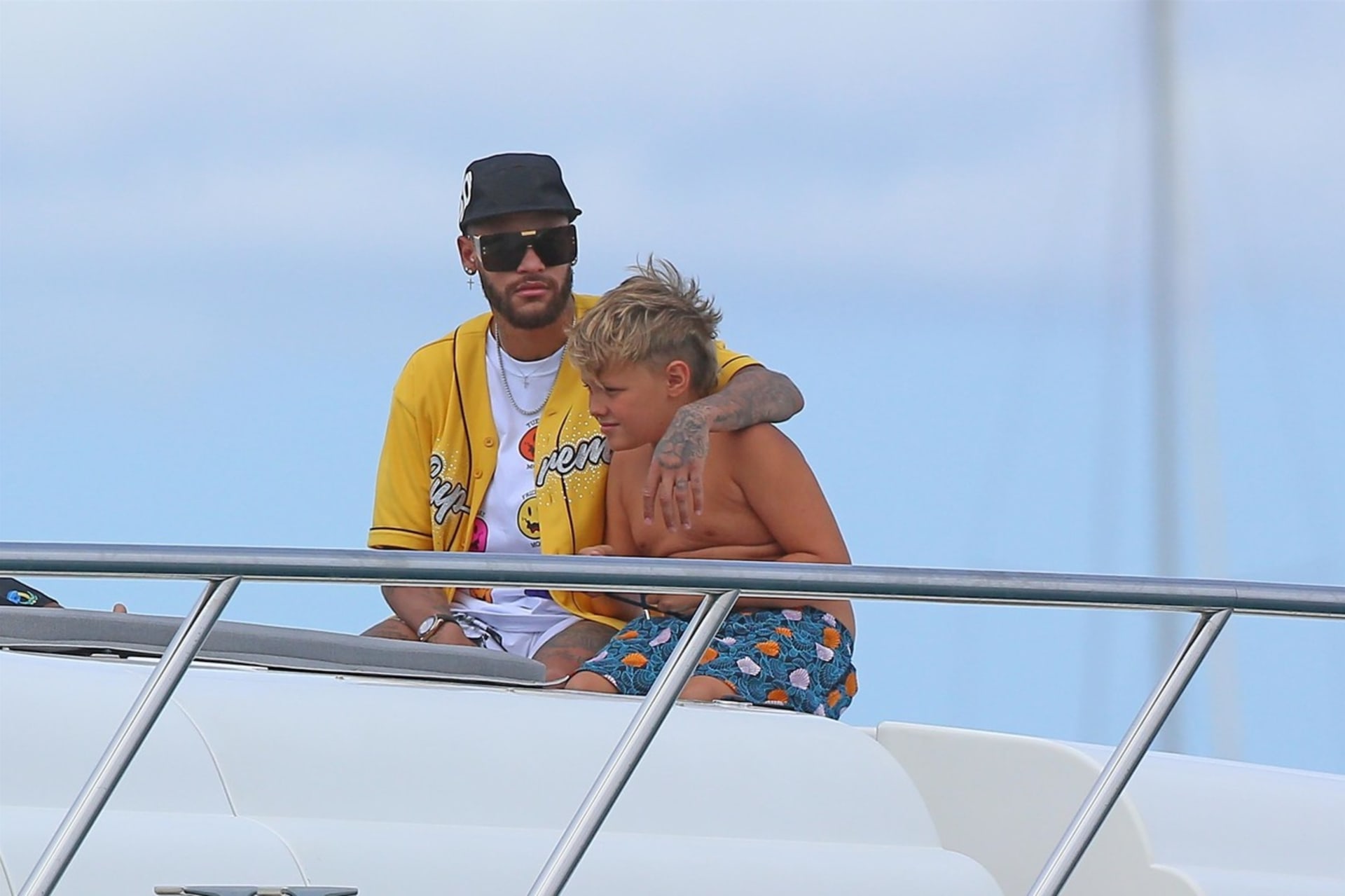 Brazilec Neymar se svým synem Davi Luccou během společné dovolené v roce 2020.