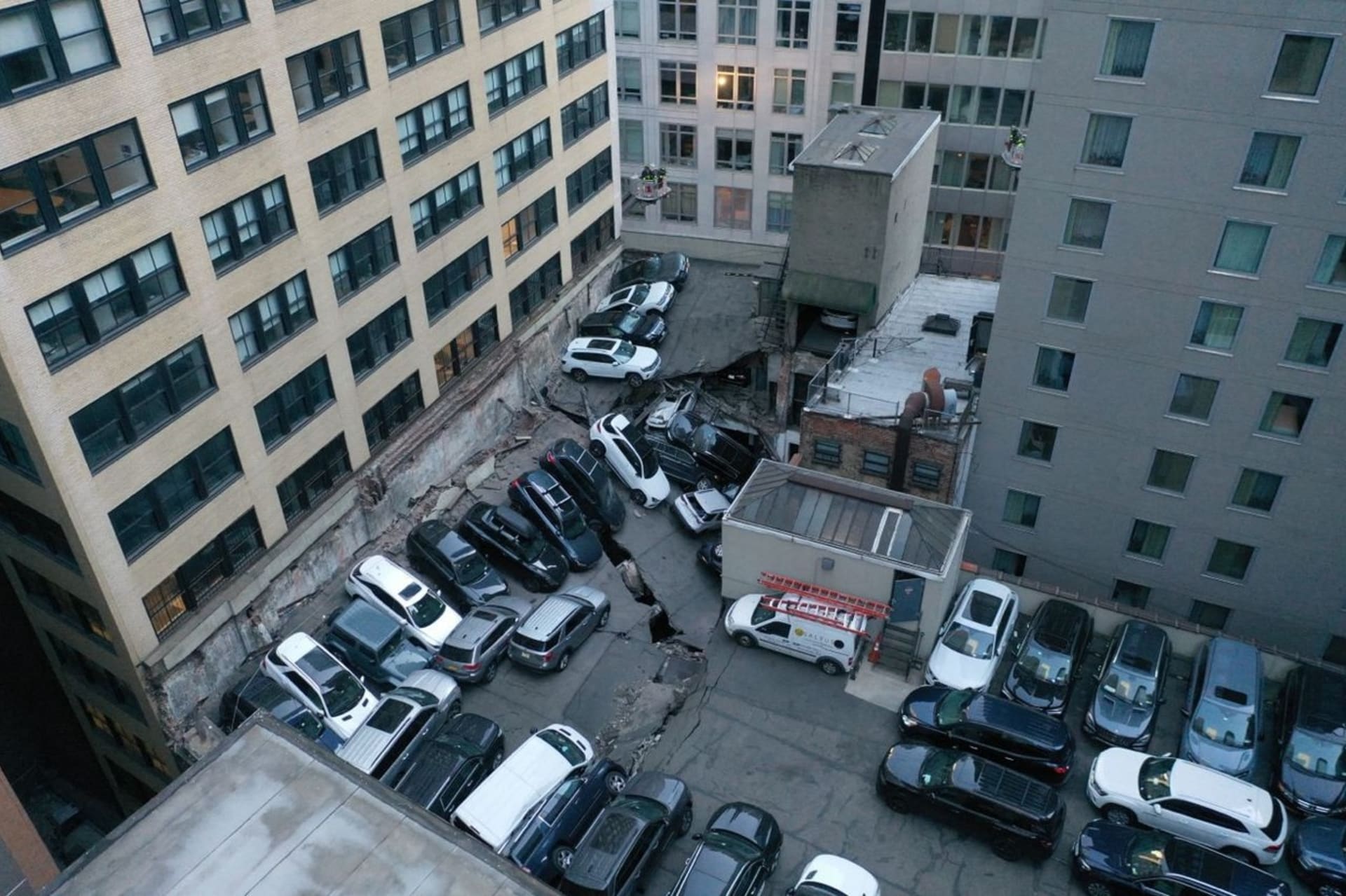 Na Manhattanu se propadlo parkoviště.