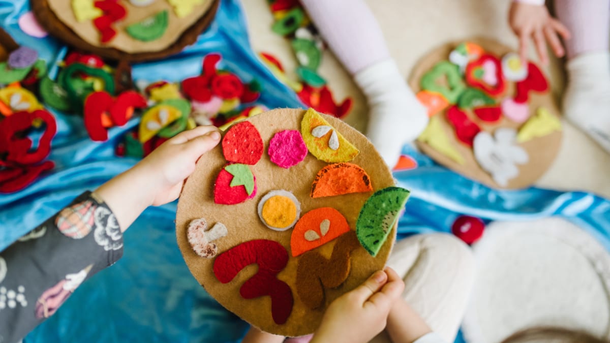 Z barevné plsti můžete pro děti připravit například potraviny do dětské kuchyňky, ovoce, zeleninu nebo i celou pizu.