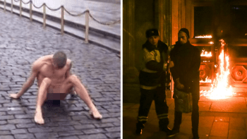 VIDEO: Ruský umělec, který se přibil šourkem k dlažbě, znovu šokoval. Zapálil centrálu bezpečnostní...