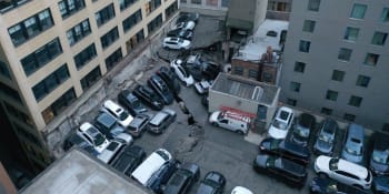 Děsivé záběry: Na Manhattanu se propadlo parkoviště. Neštěstí má lidskou oběť