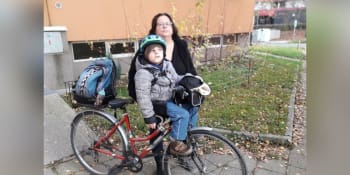 Šestiletý Honzík trpí řadou poruch. Rodina bez auta ho vozí na kole, teď prosí o pomoc