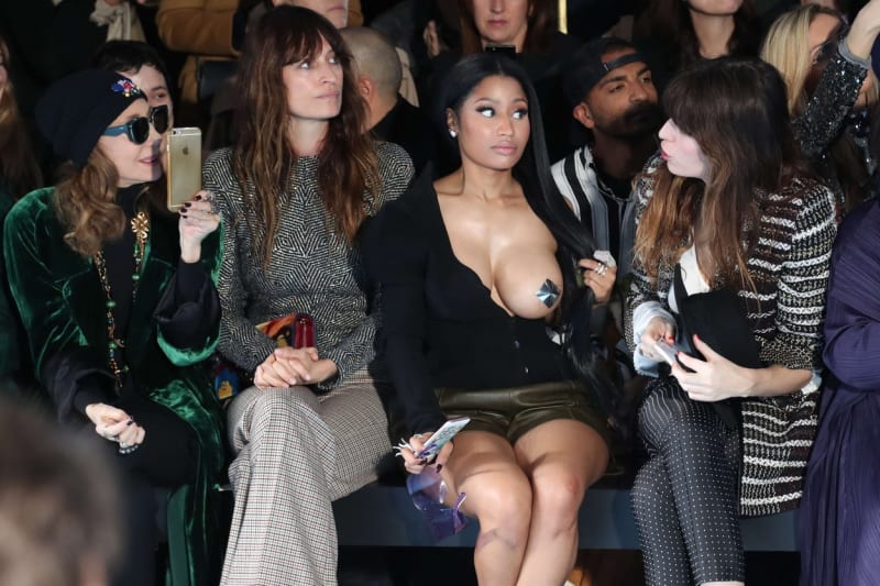 Nicki Minaj šokovala svět! Ukázala se v outfitu, ze kterého jí leze celé prso - Obrázek 6