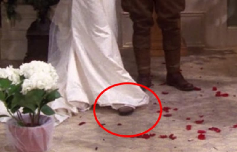 Monica měla na nohách pod svými svatebními šaty pantofle
