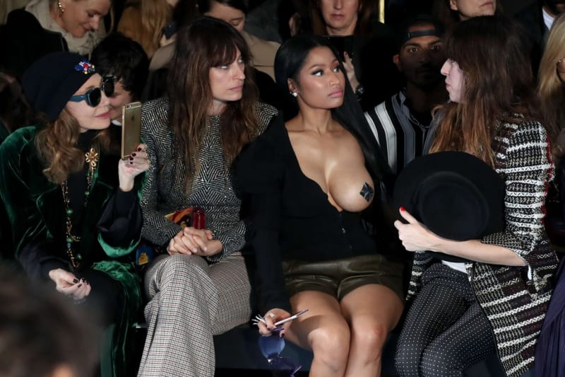 Nicki Minaj šokovala svět! Ukázala se v outfitu, ze kterého jí leze celé prso - Obrázek 4