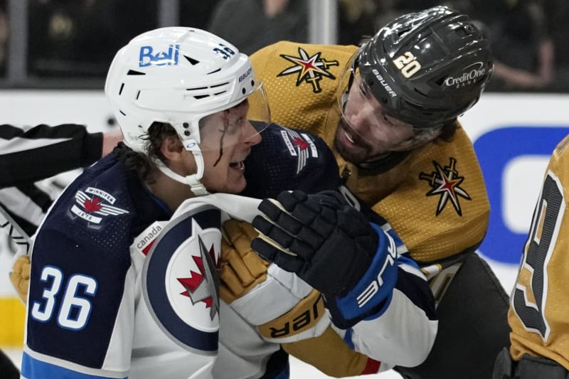 Hokejista Winnipegu Morgan Barron utrpěl v zápase play off NHL proti Vegas Golden Knights hrozivě vypadající zranění. 