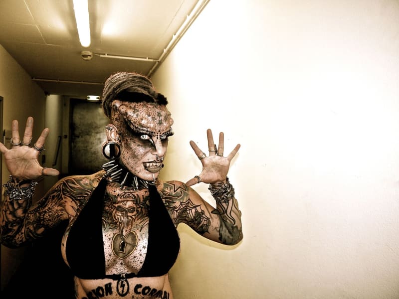 Maria Cristerna - tetování, piercingy, rohy, tunely.