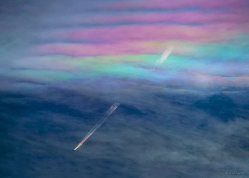 Letadlo prolétává duhovými mraky.
