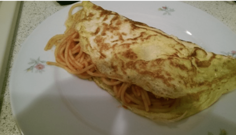 Omeleta plněná špagetami. No nevypadá to krásně?
