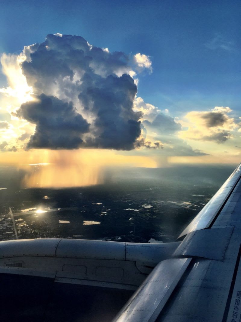 Bouřkové mraky při pohledu z letadla.