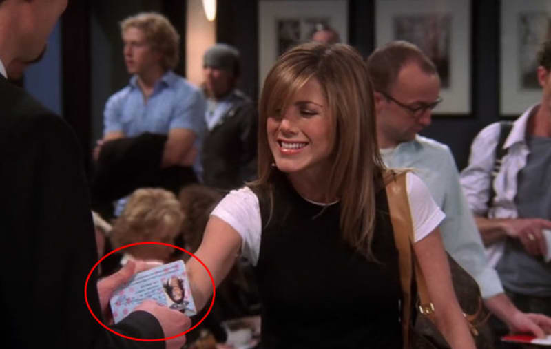 Pas, kterým se Rachel na letišti v jedné z epizod prokazovala, obsahoval fotku úplně cizí ženy