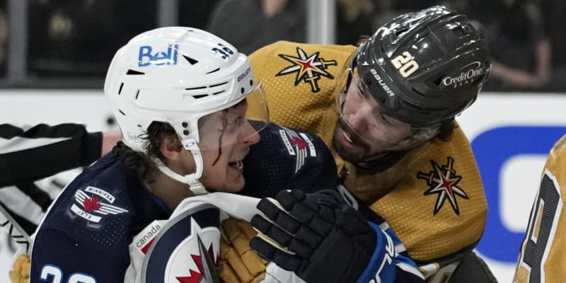 Hokejista Winnipegu Morgan Barron utrpěl v zápase play off NHL proti Vegas Golden Knights hrozivě vypadající zranění. 