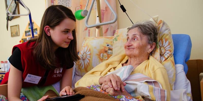 Humanitární organizace ADRA pomáhá nejen seniorům, aby se necítili osaměle.