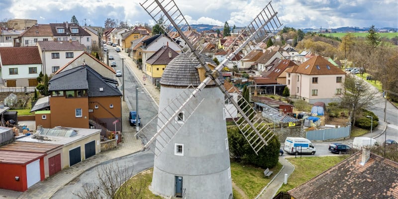 a Kanciborku v Třebíči se tyčí větrný mlýn holandského typu, který byl postaven v roce 1836 pro potřeby Budischowského závodů.