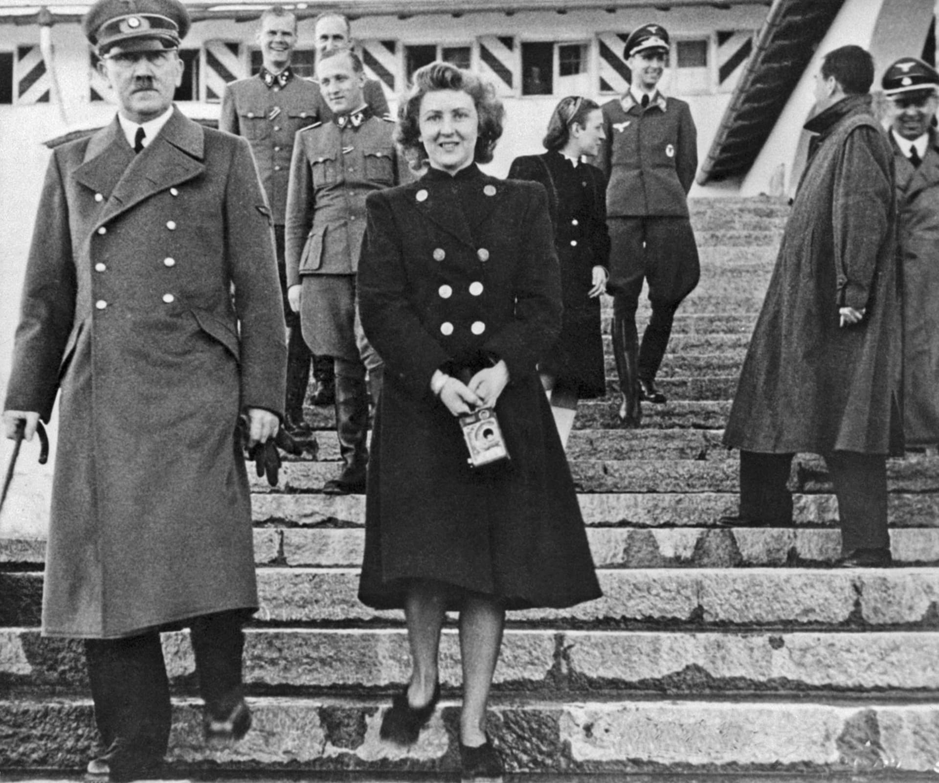 Vzácný společný snímek Evy Braunové a zjevně překvapeného Adolfa Hitlera ze začátku roku 1944, jak spolu opouštějí jeho alpské sídlo Berghof.
