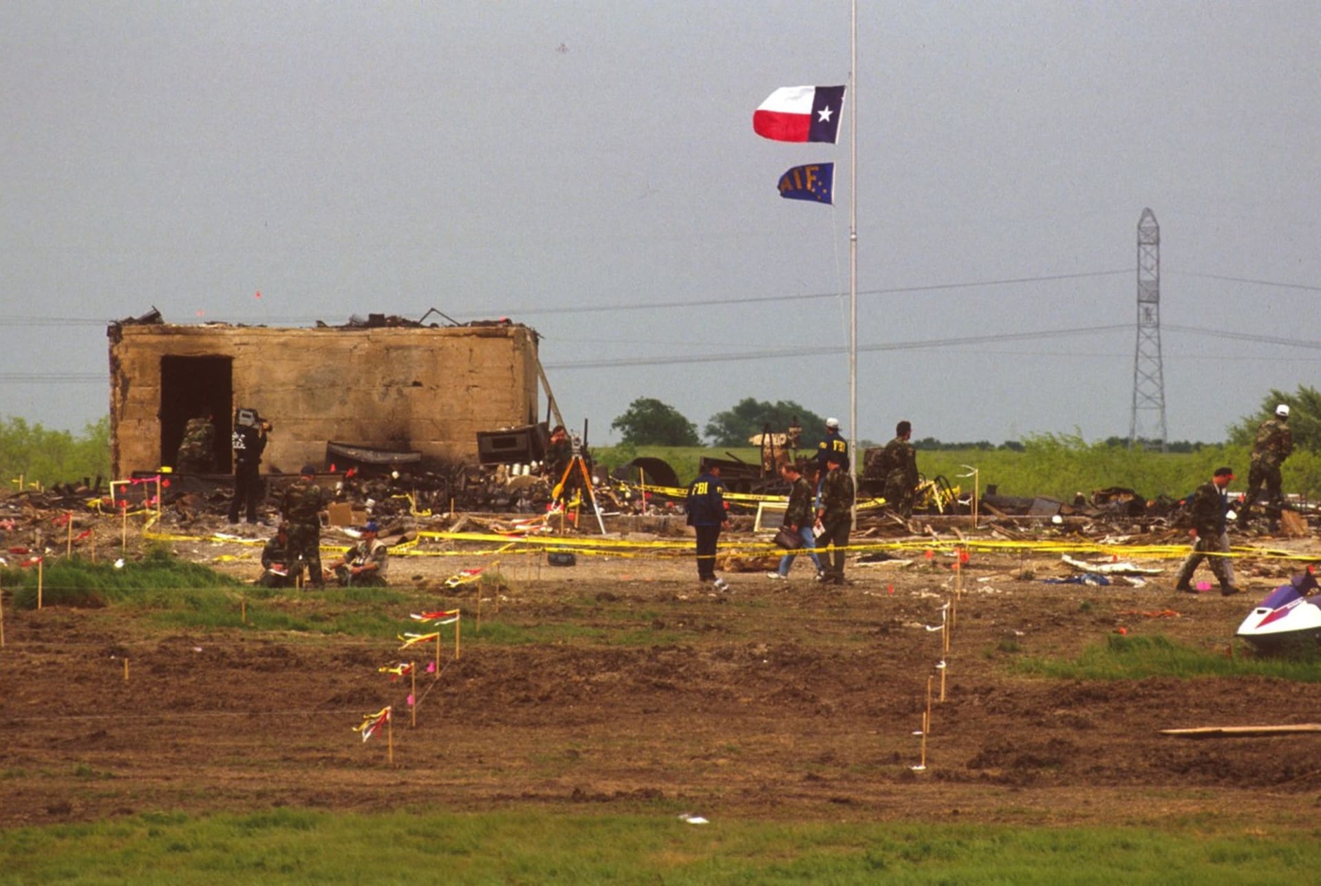 Sídlo davidiánů u města Waco po tragickém požáru v roce 1993.