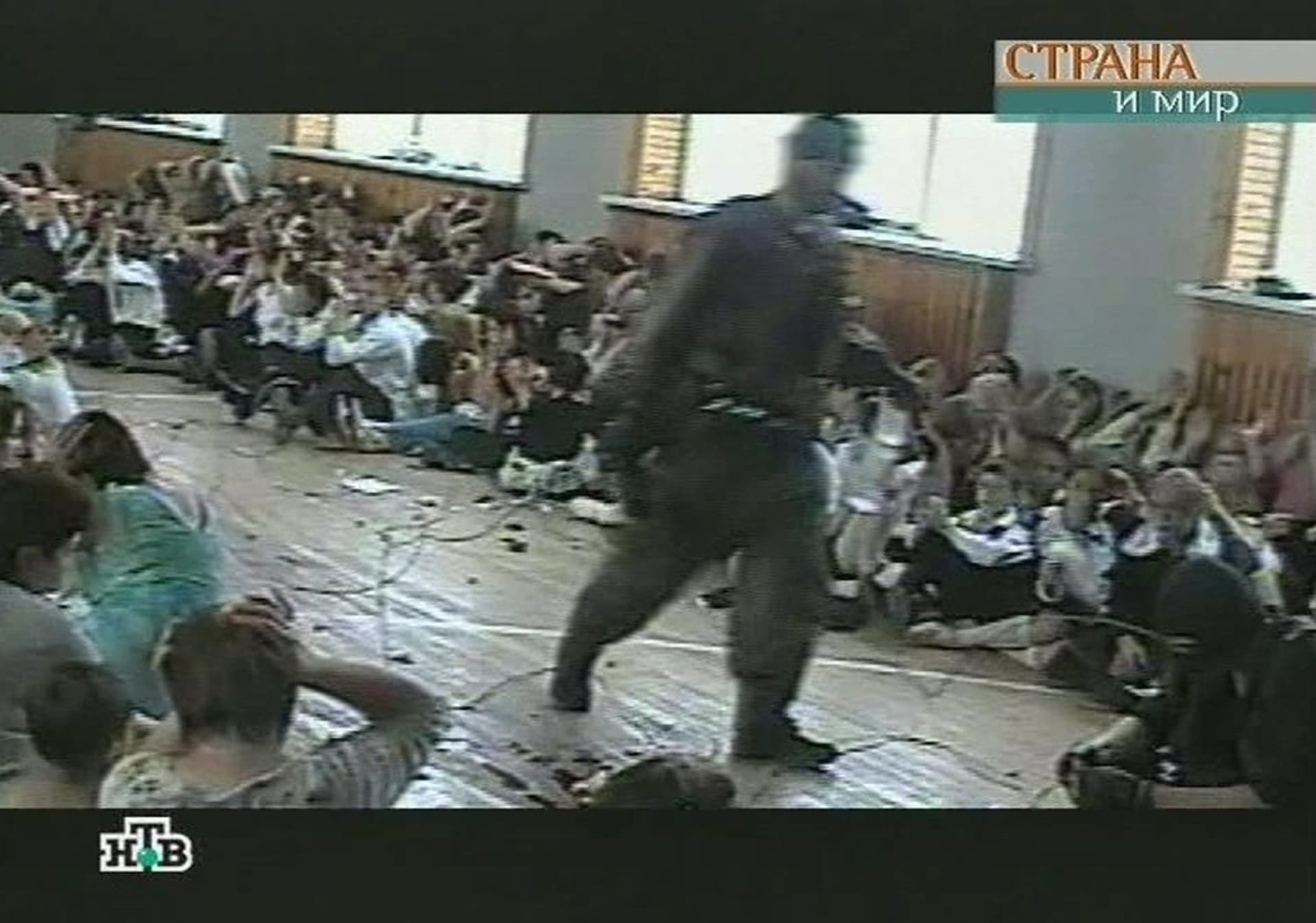 Ruský Beslan, rok 2004. Jeden z nejtragičtějších únosů moderní éry - v tamní škole bylo zabito minimálně 330 civilistů, z toho 186 dětí. 783 lidí bylo zraněno.