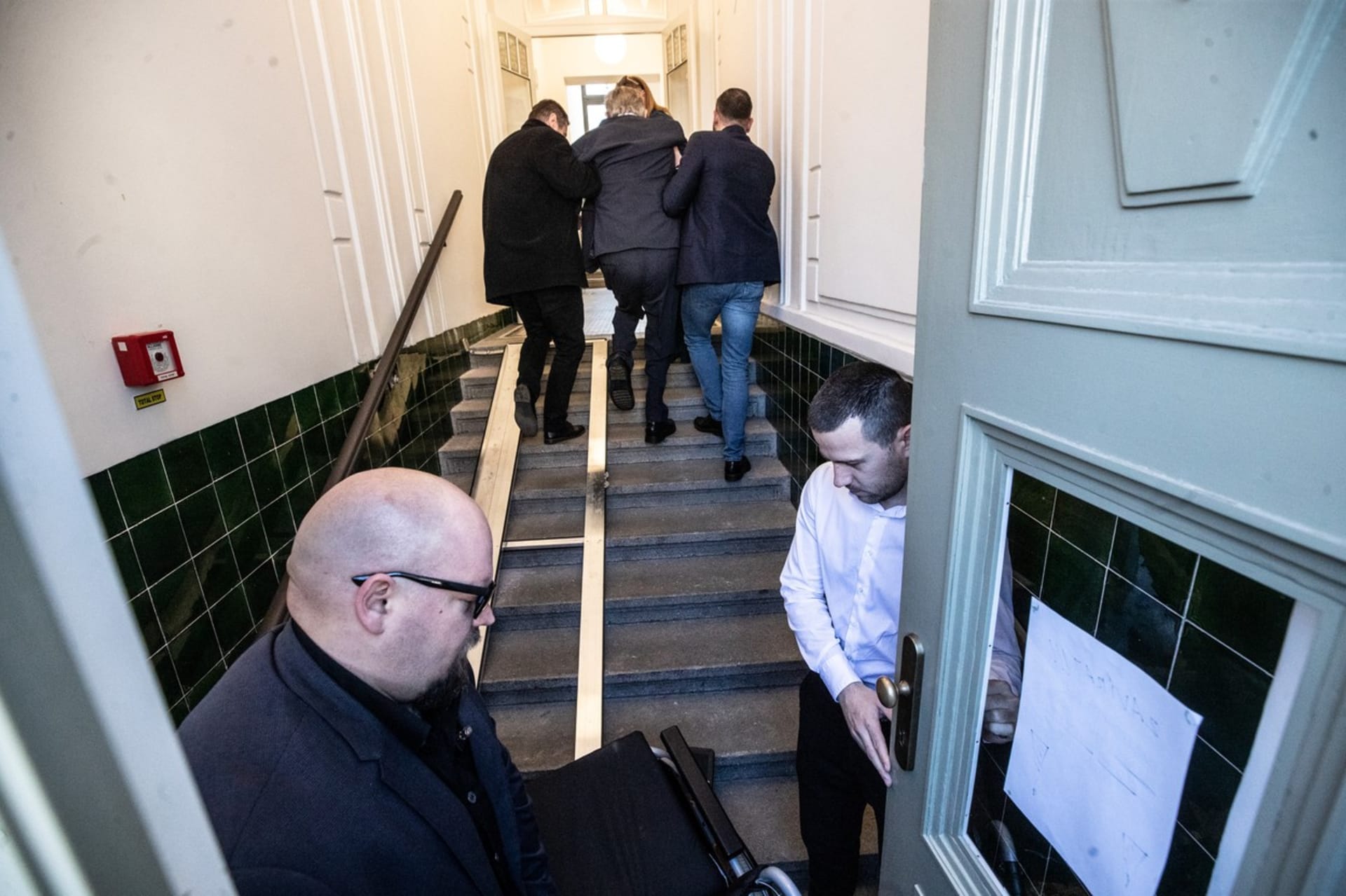 Bariérový vstup do domu, v němž v němž má exprezident Miloš Zeman kancelář.  