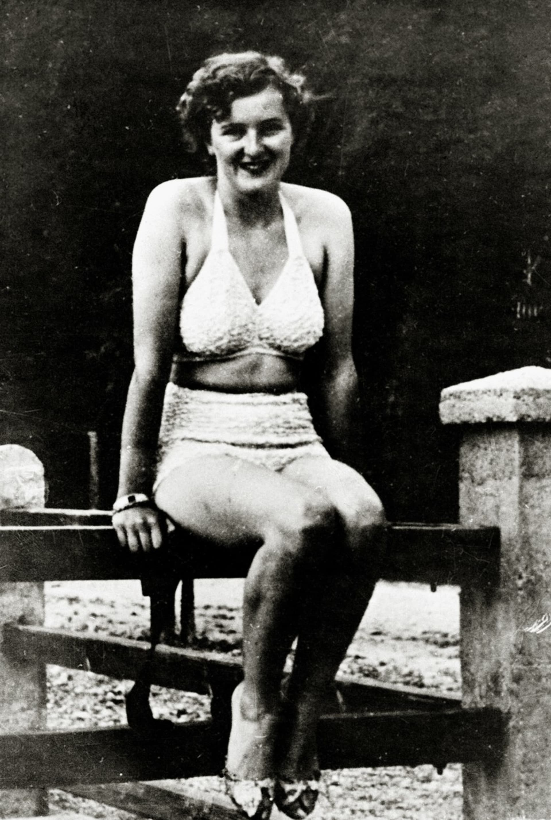 Eva Braunová v plavkách na snímku zřejmě z roku 1938.