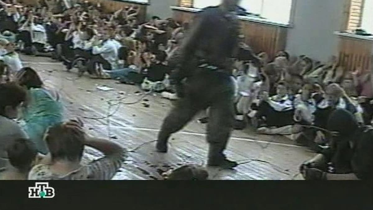 Ruský Beslan, rok 2004. Jeden z nejtragičtějších únosů moderní éry - v tamní škole bylo zabito minimálně 330 civilistů, z toho 186 dětí. 783 lidí bylo zraněno.