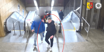 Agresor v pražském metru napadl dva muže. Do krvácející oběti si kopla i útočníkova známá