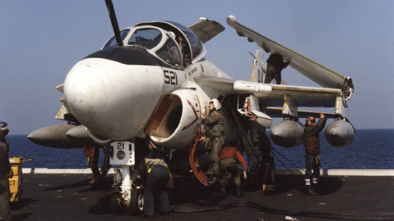 Pozor na ty motory A-6E Intruder na palubě USS Coral Sea v době leteckých útoků proti Libyi