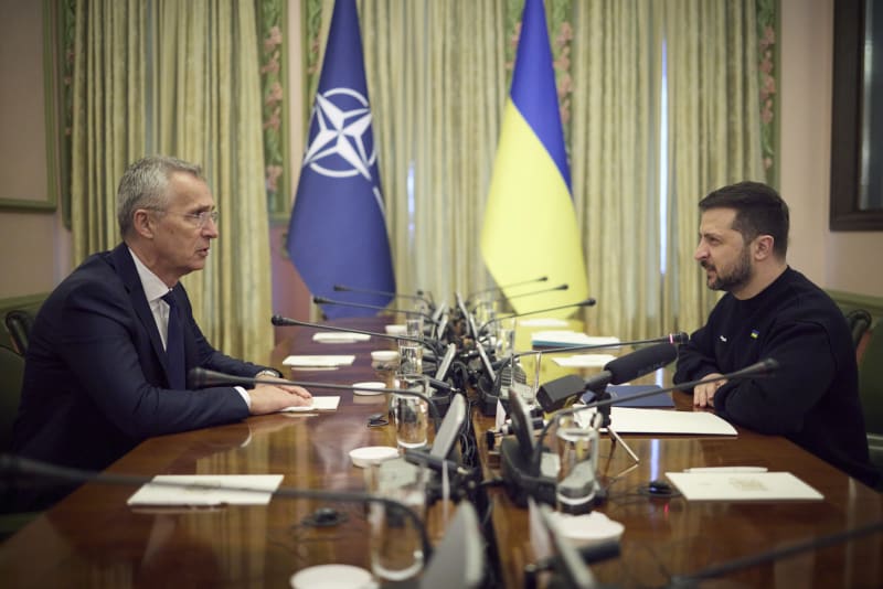 Ukrajinský prezident Volodymyr Zelenskyj a šéf NATO Jens Stoltenberg v Kyjevě