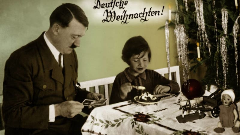 Pohlednice s nápisem Německé Vánoce ukazuje Adolfa Hitlera jako rodinně založeného státníka