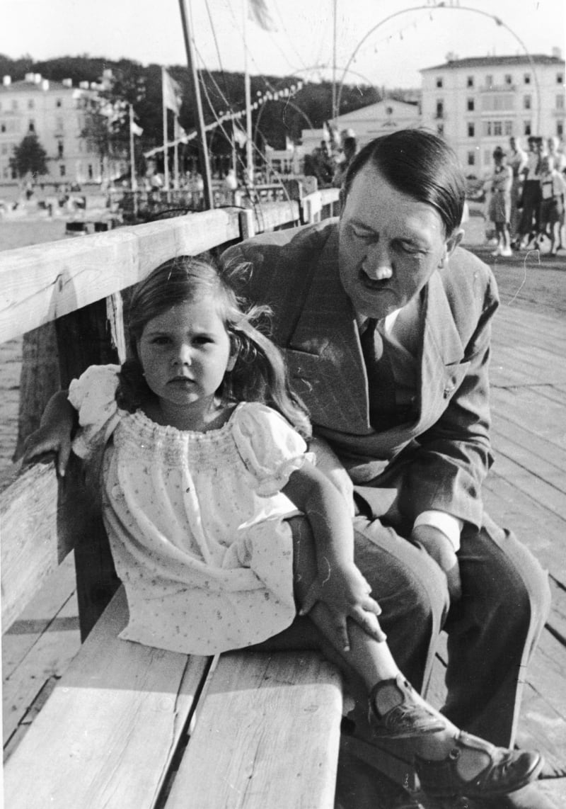 Vlastní děti Hitler oficiálně žádné neměl, tím raději se ale nechal fotit s dětmi cizími (na snímku s Helgou Goebbelsovou)