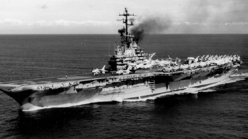 USS Oriskany v plamenech