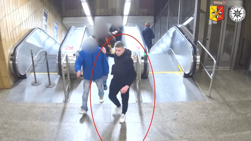 Muž napadl během pár minut dva muže v metru. Policisté po něm pátrají