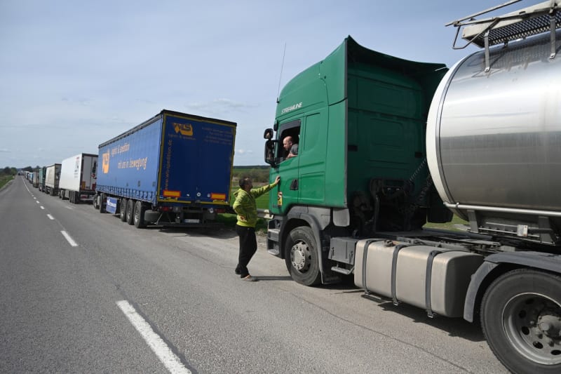 Na ukrajinsko-polské hranici se kvůli vývozu obilí vytvořily nekonečné fronty. Od čtvrtečního večera by kamiony měl smět přes Polsko obilí převézt.