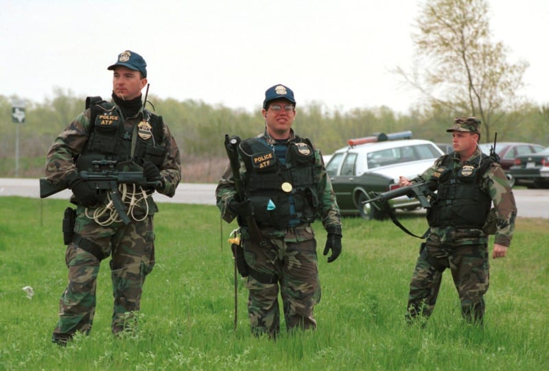 Ozbrojenci z ATF při zásahu proti davidiánům u města Waco.