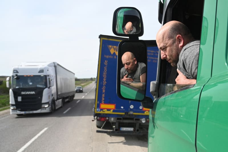 Na ukrajinsko-polské hranici se kvůli vývozu obilí vytvořily nekonečné fronty. Od čtvrtečního večera by kamiony měl smět přes Polsko obilí převézt.