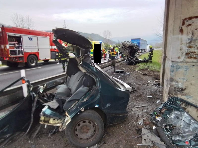 Řidič je po nárazu auta do svodidel na Ústecku vážně zraněný, auto je vejpůl.